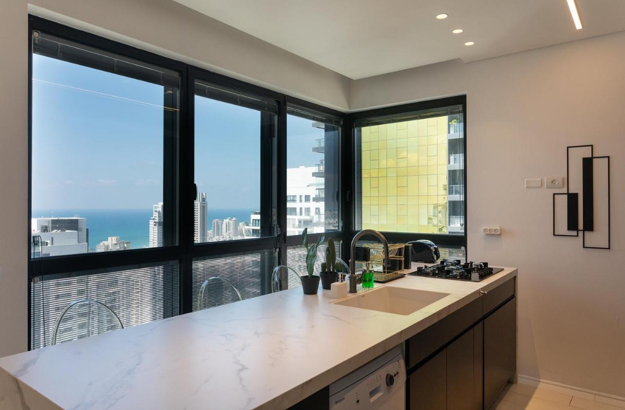 Apartamento Yalarent Sea-Breeze Penthouse With Jacuzzi Bat Yam Exterior foto