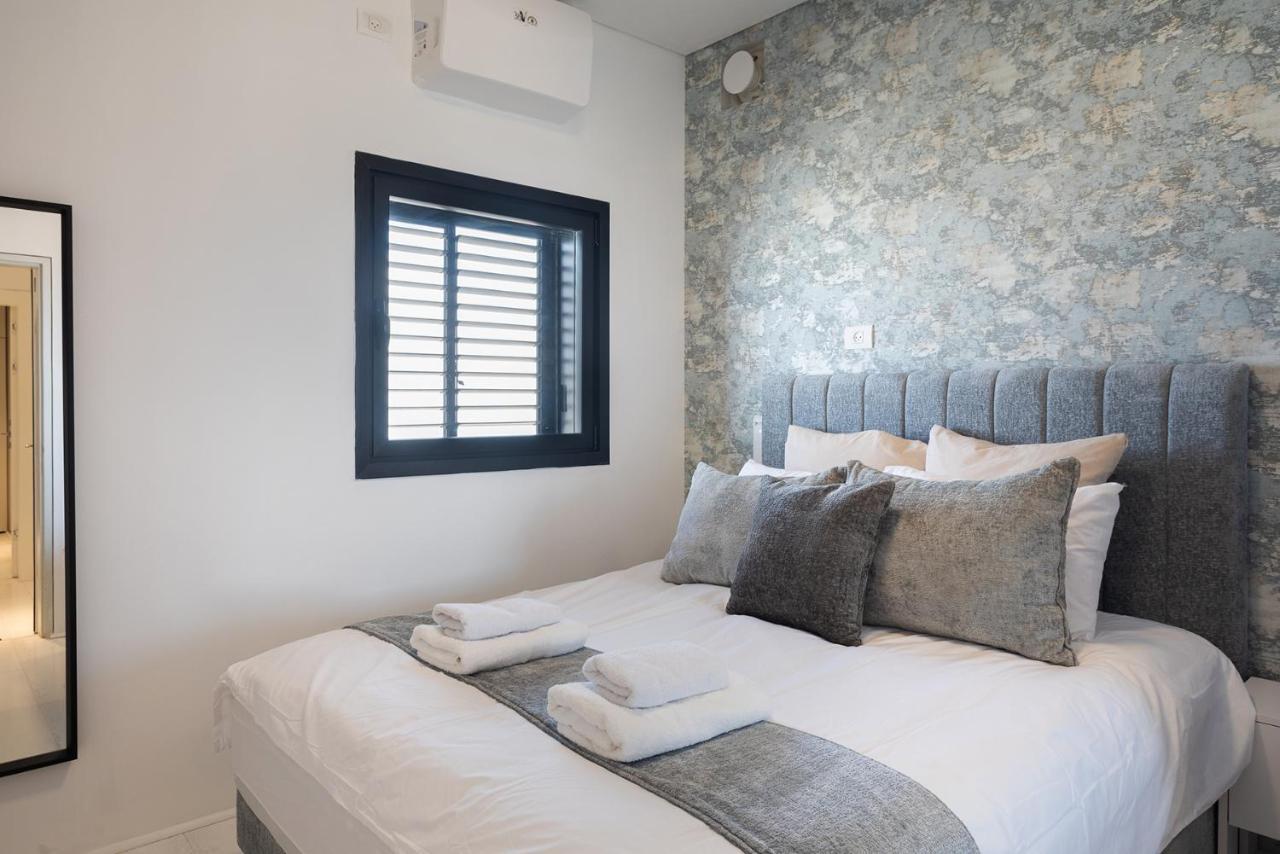 Apartamento Yalarent Sea-Breeze Penthouse With Jacuzzi Bat Yam Exterior foto