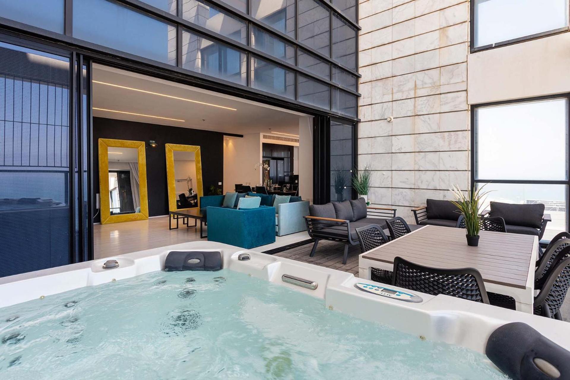 Apartamento Yalarent Sea-Breeze Penthouse With Jacuzzi Bat Yam Exterior foto
